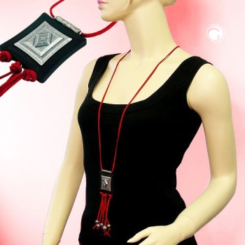 Halskette Kunststoff Viereck schwarz altsilberfarben Velourband rot 100cm