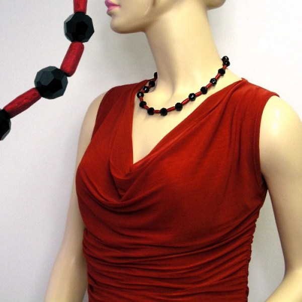 Halskette Kunststoffperlen schwarz-glänzend und rot-metallic matt 50cm